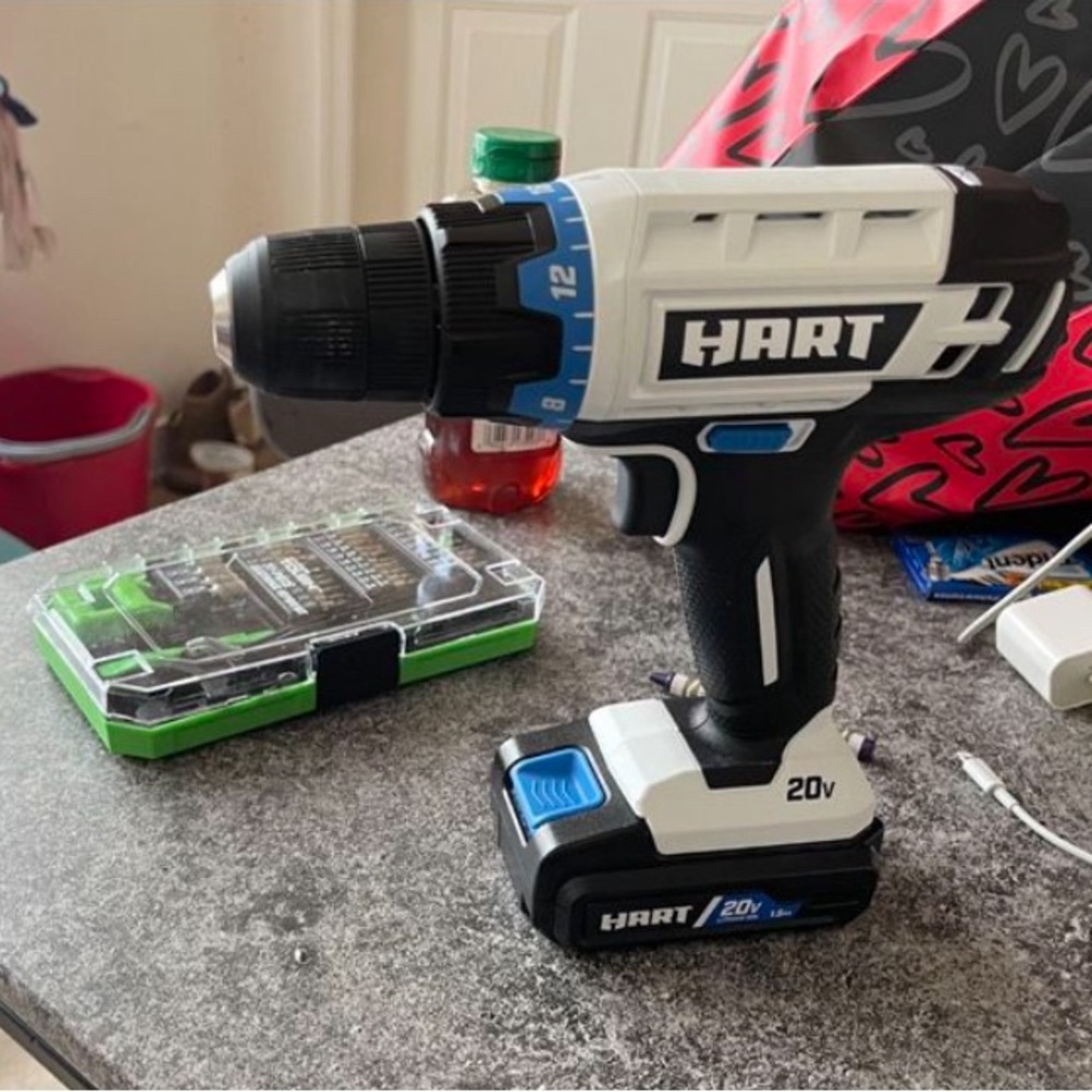 hart 20v drill with  battery and charger - Picture 5 of 6